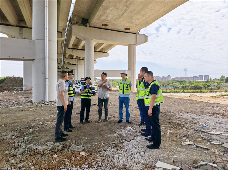成南公司成都管理处联合开展桥下空间违法乱象专项整治行动.jpg