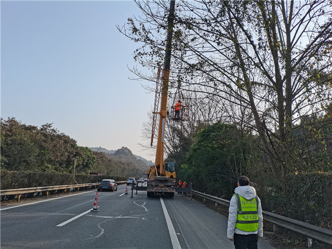 no17-成都管理处组织开展道路安全隐患清理工作（梁伟）.jpg