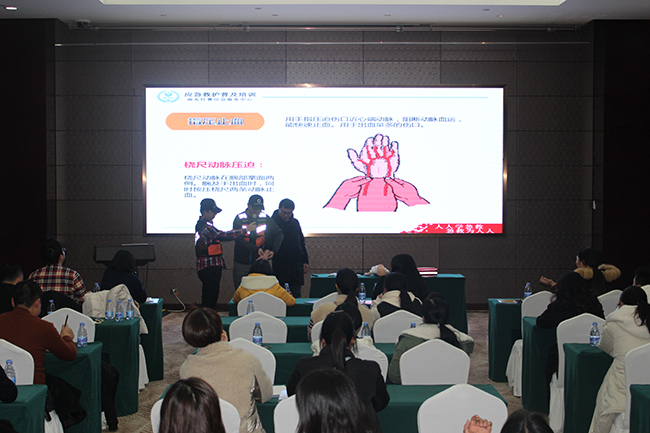 no333-南充管理处分工会开展应急救护培训活动（姚远）.JPG