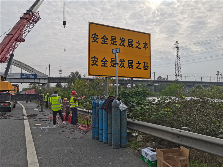 no527-成南高速广告牌拆除工程正式启动.jpg