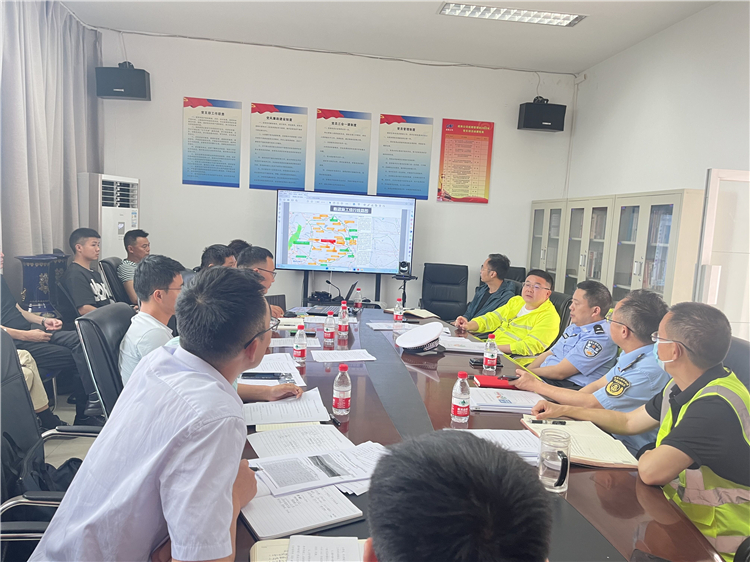 no272成都管理处组织扩容施工天桥拆除一路三方联勤会（张爽）.jpg