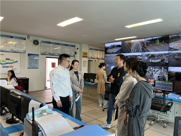4.29-公司纪委开展五一节前保通保畅监督检查.jpg