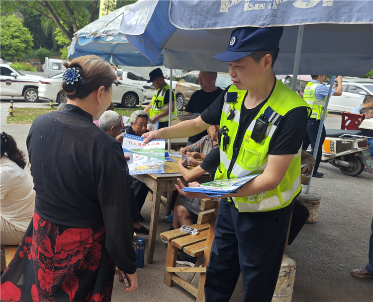 成南公司遂宁管理处联合高速交警开展高速公路行车安全专项宣传活动.jpg