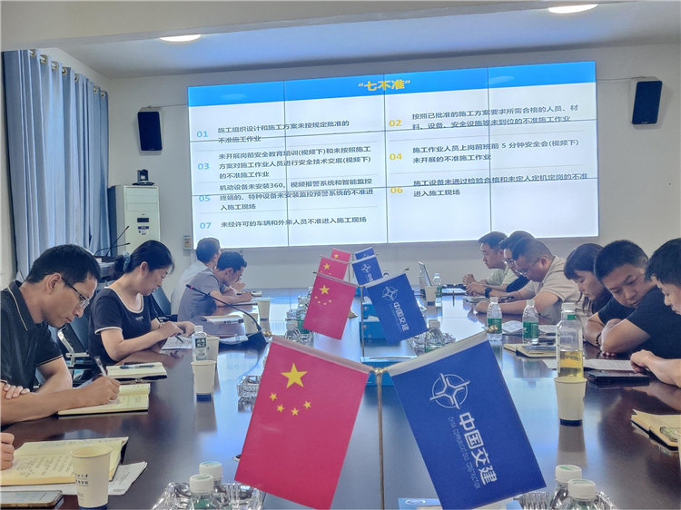成南公司党委委员、职工董事、工会主席人选吴华峰到成南高速扩容南充辖区开展汛期安全必备知识应知应会培训.jpg