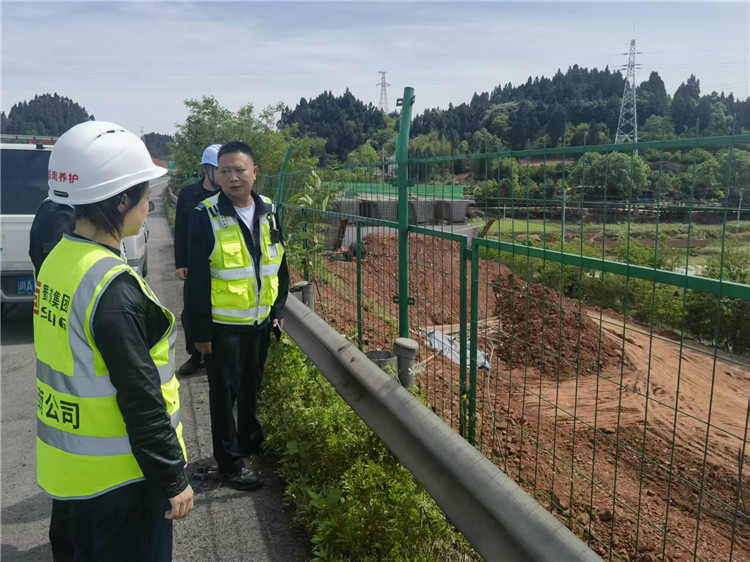 成南公司遂宁管理处联合高速交警开展遂渝路“五一”节前及汛前安全大检查.jpg