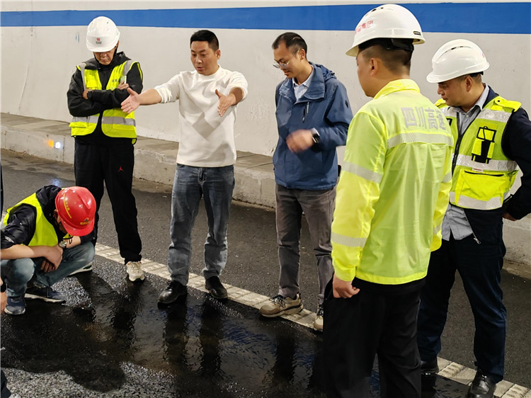 成都管理处高效处置隧道渗水隐患.jpg