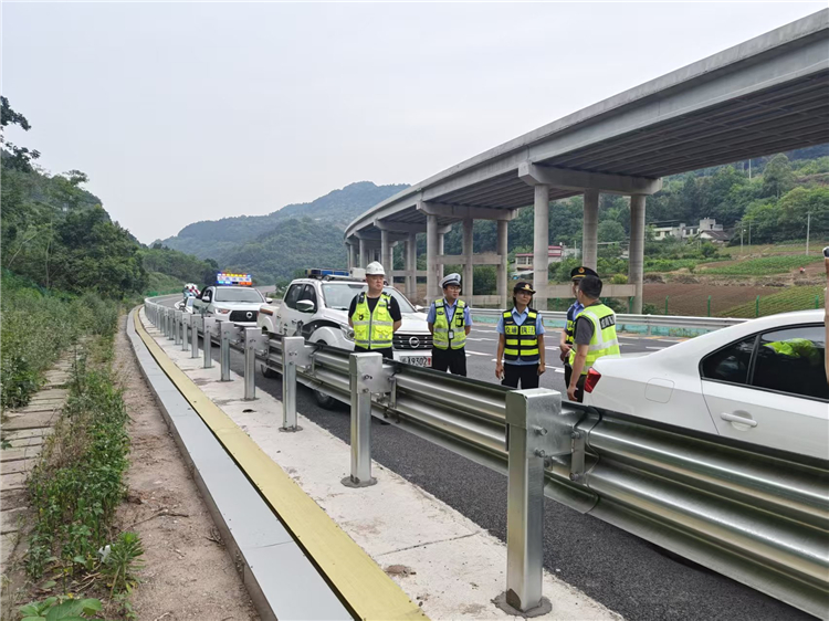 高速公路交通执法第三支队一大队赴成都管理处开展汛期暑期安全防范工作专项督导.jpg