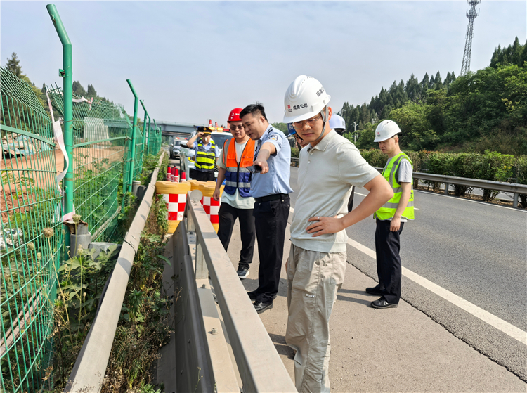 成南公司遂宁管理处联合“一路三方”开展汛期及施工路段安全隐患大排查.jpg