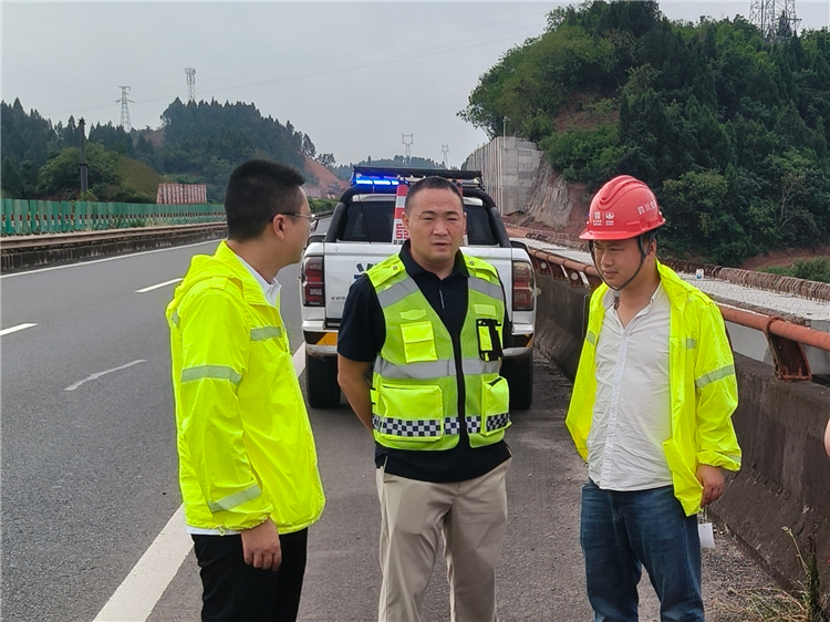 成南公司遂宁管理处组织施工单位研讨遂渝扩容桥梁架设交通组织方案.jpg